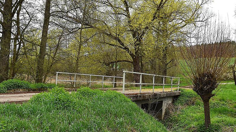 Hier &uuml;ber die Br&uuml;cke am Islinger Bach, deren Tragf&auml;higkeit inzwischen &uuml;berpr&uuml;ft wurde, sind einmal die Erschlie&szlig;ungs- und Bauma&szlig;nahmen vorgesehen.