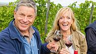 Gerhard Roth st&ouml;&szlig;t in den Weinbergen mit Tochter Nicole an, die inzwischen das Bioweingut in Wiesenbronn f&uuml;hrt.