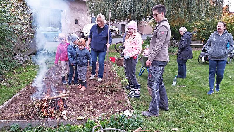 Die Kartoffeln garen schon im Feuer
