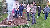 Die Kartoffeln garen schon im Feuer