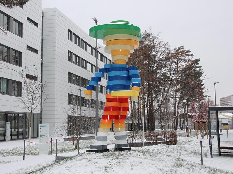 Die Statue der Berliner K&uuml;nstlergruppe &bdquo;Inges Idee&ldquo; wirft Inspiration in Form von Scheiben &uuml;ber den Campus.
