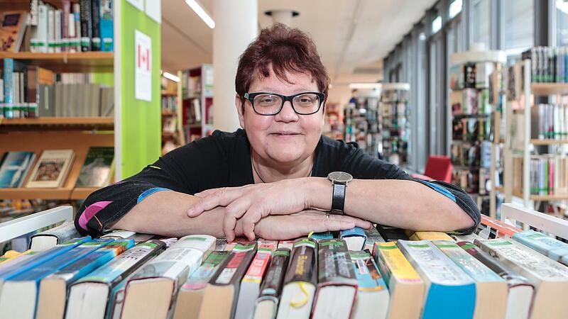 Leiterin Christiane Weiß erinnert sich, welche Bücher in der Stadtbücherei am häufigsten ausgeliehen wurden.