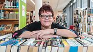 Leiterin Christiane Weiß erinnert sich, welche Bücher in der Stadtbücherei am häufigsten ausgeliehen wurden.