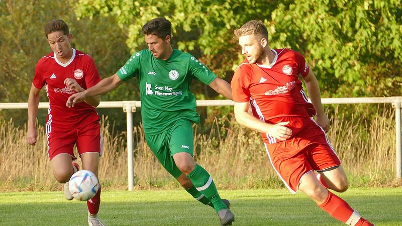 Nicolas G&ouml;rtler (in Gr&uuml;n) erzielte die zwischenzeitliche 3:1-F&uuml;hrung f&uuml;r den SC Kemmern gegen die DJK Teuchatz. Im Freitagabendspiel der Kreisliga Bamberg setzte sich der SCK am Ende ungef&auml;hrdet mit 4:1 durch.