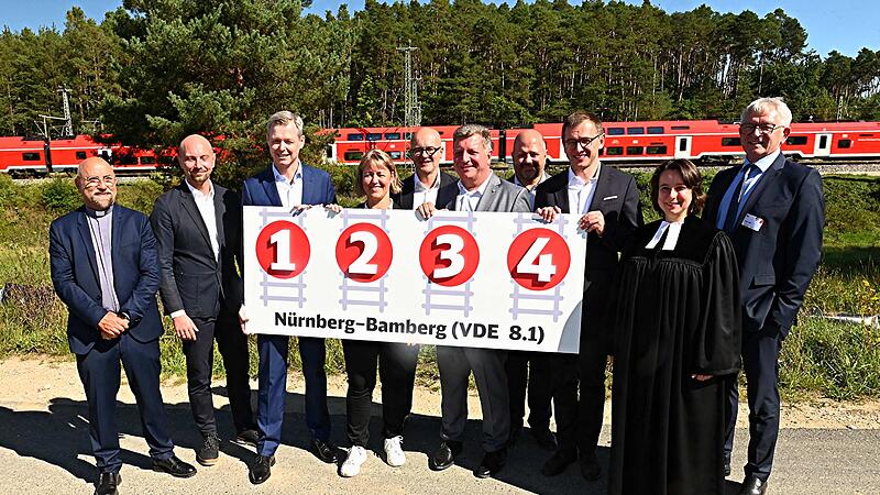 Verantwortliche von Land, Bahn und Kommunen freuen sich über die Fertigstellung des Streckenabschnitts.