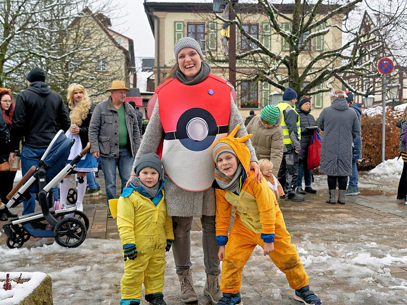 Trotz Schneefall herrschte beim Kinderfaschingsumzug in Ro&szlig;dorf eine super Stimmung.