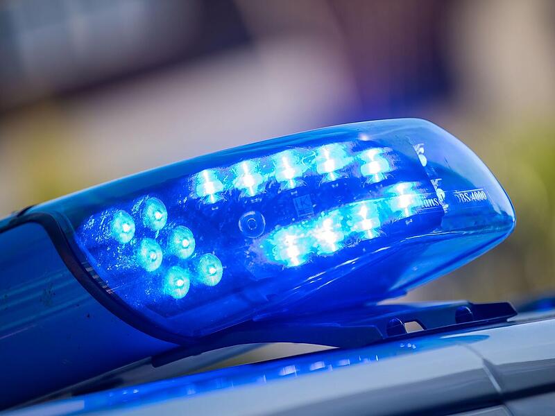 Frau (63) pl&ouml;tzlich von Stein am Kopf getroffen - Zeugen gesucht