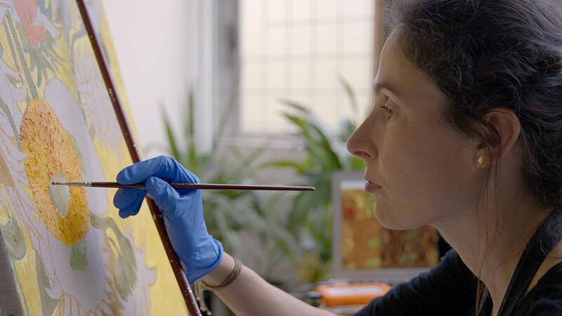 Die Malerin und Restauratorin Charlotte Caspers malt van Goghs &bdquo;Sonnenblumen&ldquo; nach.