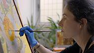 Die Malerin und Restauratorin Charlotte Caspers malt van Goghs &bdquo;Sonnenblumen&ldquo; nach.