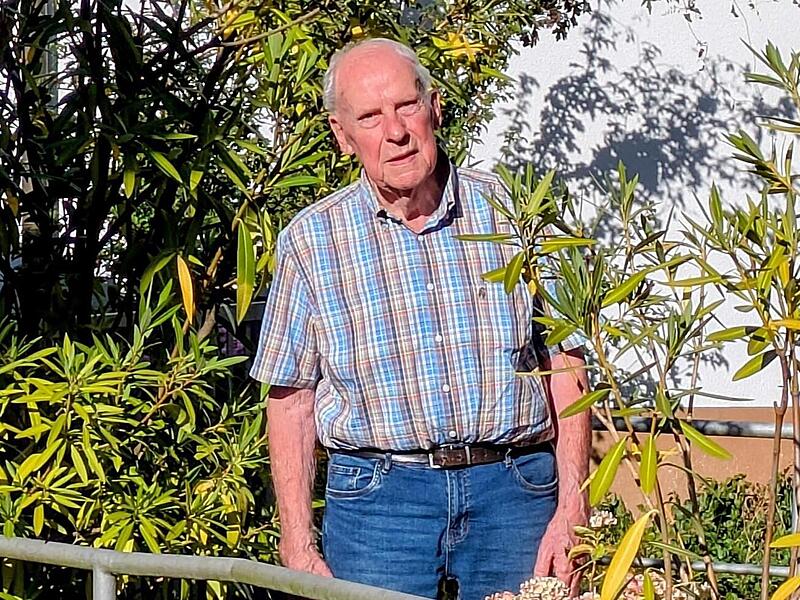 Walter Hein (90) liebt seinen Garten und die Kübelpflanzen vor dem HausSigismund von Dobschütz Walter Hein (90) liebt seinen Garten und die Kübelpflanzen vor dem HausSigismund von Dobschütz