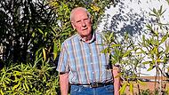 Walter Hein (90) liebt seinen Garten und die K&uuml;belpflanzen vor dem HausSigismund von Dobsch&uuml;tz