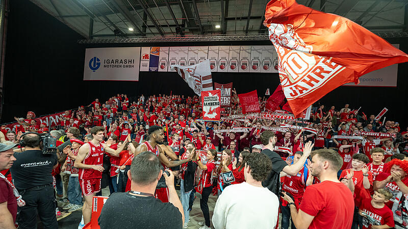 Bamberger Ehrenrunde nach dem ersten Play-off-Sieg gegen Ratiopharm Ulm. Bamberger Ehrenrunde nach dem ersten Play-off-Sieg gegen Ratiopharm Ulm.