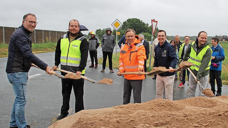 Freuen sich über den ersten Spatenstich an der ERH 16 (v.l.): Oliver Jäger vom Landratsamt, Stefan Keidel von der Baufirma Höllein, Landrat Alexander Tritthart, Bürgermeister Nico Kauper und ERH-Radverkehrsbeauftragter Michael Cammann. Freuen sich über den ersten Spatenstich an der ERH 16 (v.l.): Oliver Jäger vom Landratsamt, Stefan Keidel von der Baufirma Höllein, Landrat Alexander Tritthart, Bürgermeister Nico Kauper und ERH-Radverkehrsbeauftragter Michael Cammann.