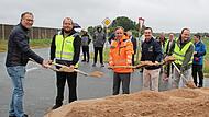 Freuen sich &uuml;ber den ersten Spatenstich an der ERH&nbsp;16 (v.l.): Oliver J&auml;ger vom Landratsamt, Stefan Keidel von der Baufirma H&ouml;llein, Landrat Alexander Tritthart, B&uuml;rgermeister Nico Kauper und ERH-Radverkehrsbeauftragter Michael Cammann.