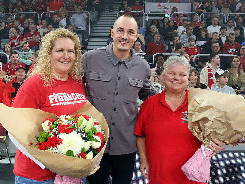 Große Wertschätzung in der Brose-Arena für Tina Berge (links) nach ihrem Ausscheiden aus dem Vorstand des Fanclubs Freak City Frankenpower, die zusammen mit Ronni Arendt (Faszination Basketball) von Baskets-Markenbotschafter und BBL-Rekordspieler Karsten Tadda geehrt wurde. Große Wertschätzung in der Brose-Arena für Tina Berge (links) nach ihrem Ausscheiden aus dem Vorstand des Fanclubs Freak City Frankenpower, die zusammen mit Ronni Arendt (Faszination Basketball) von Baskets-Markenbotschafter und BBL-Rekordspieler Karsten Tadda geehrt wurde.