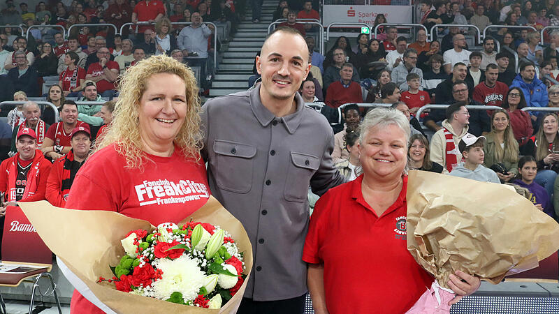 Gro&szlig;e Wertsch&auml;tzung in der Brose-Arena f&uuml;r Tina Berge (links) nach ihrem Ausscheiden aus dem Vorstand des Fanclubs Freak City Frankenpower, die zusammen mit Ronni Arendt (Faszination Basketball) von Baskets-Markenbotschafter und BBL-Rekordspieler Karsten Tadda geehrt wurde.