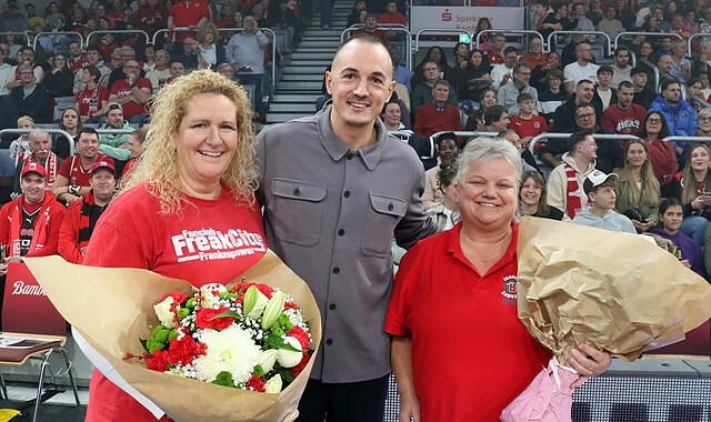 Große Wertschätzung in der Brose-Arena für Tina Berge (links) nach ihrem Ausscheiden aus dem Vorstand des Fanclubs Freak City Frankenpower, die zusammen mit Ronni Arendt (Faszination Basketball) von Baskets-Markenbotschafter und BBL-Rekordspieler Karsten Tadda geehrt wurde.