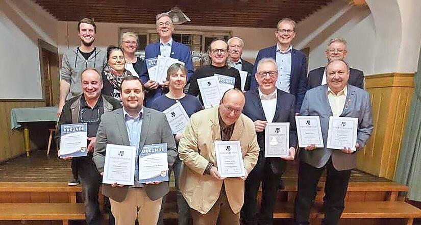 Das Foto zeigt die Geehrten, den Vorstand der Stadtkapelle sowie die Vertreter der Stadt Kulmbach.