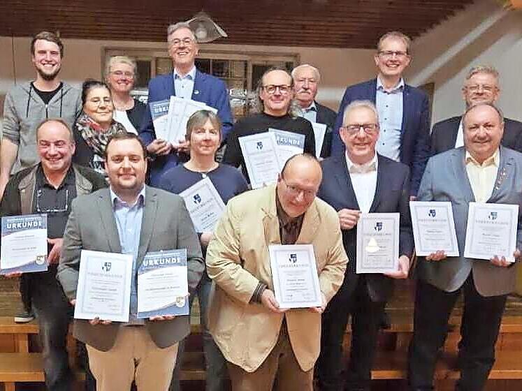Das Foto zeigt die Geehrten, den Vorstand der Stadtkapelle sowie die Vertreter der Stadt Kulmbach.