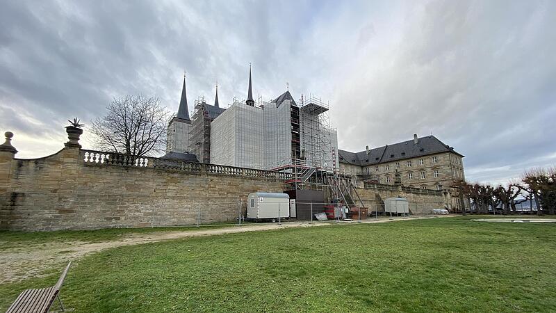 Viele Sandsteine f&uuml;r viel Geld glatt gehobelt? Die seit 2009 laufende Sanierung der Klosteranlage St. Michael
