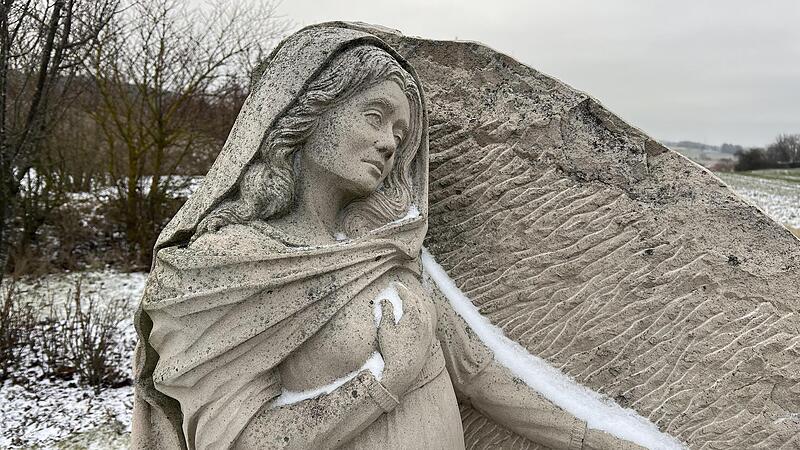 Auch im Winter einen Besuch wert: Der Kunst von Bildhauerin Steff Baur am Kreuzweg in Breitbrunn verleiht ein bisschen Schnee einen Hauch besonderer Innigkeit.