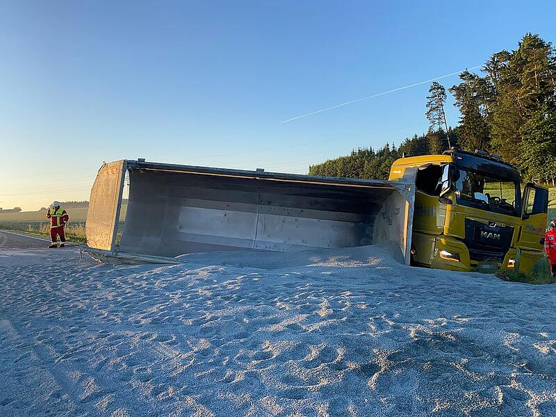 Kasendorf: Lkw umgekippt - Fahrbahn unter Splitt begraben Kasendorf: Lkw umgekippt - Fahrbahn unter Splitt begraben