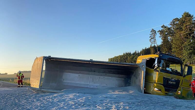 Kasendorf: Lkw umgekippt - Fahrbahn unter Splitt begraben