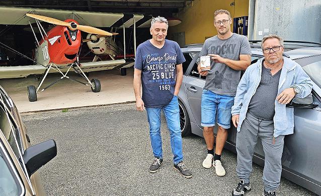 In freudiger Erwartung auf das Event am 27. Juni 2026 am Flugplatz Sendelbach (von links): Roland Ganzmann, 1. Vors. Flugsportclub Ebern, Tobias von Drachten und Peter Schödel, beide BMW-Club Bamberg.