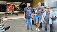 In freudiger Erwartung auf das Event am 27. Juni 2026 am Flugplatz Sendelbach (von links): Roland Ganzmann, 1. Vors. Flugsportclub Ebern, Tobias von Drachten und Peter Schödel, beide BMW-Club Bamberg.