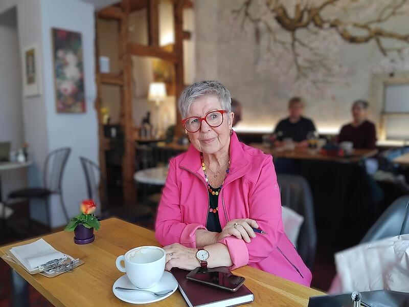 Anita Heger in einem Café in Coburg