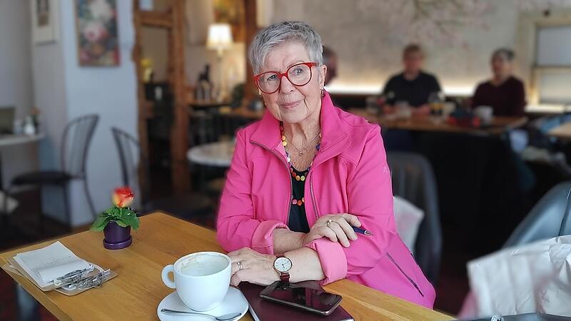 Anita Heger in einem Caf&eacute; in Coburg