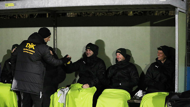 Aufgrund der dünnen Personaldecke durfte DJK-Coach Carsten Nüßlein einige Altstars auf der Bank begrüßen:  Tobias Eichhorn, Christoph Kaiser und Johannes Rosiwal (von links). Eichhorn entschied schließlich das Spiel.