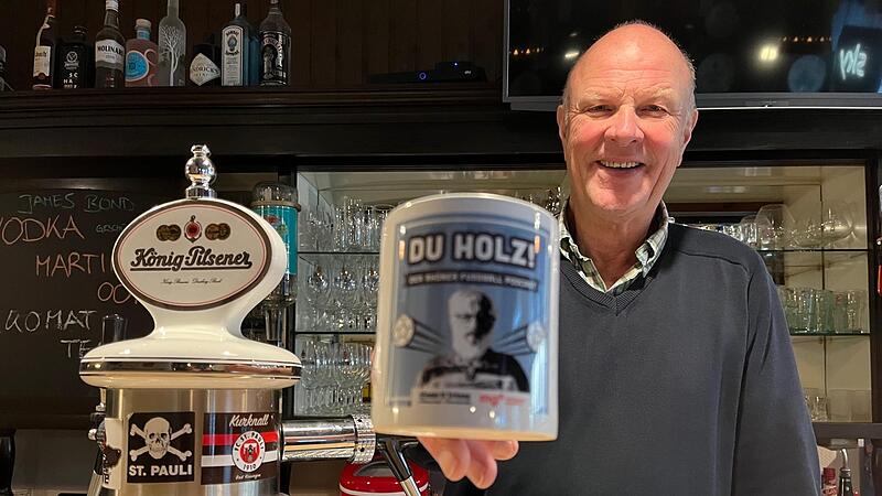 Freut sich auf den Live-Podcast in der &bdquo;K&ouml;pi&ldquo;: P&auml;chter Peter Kohlhepp mit der Du Holz-Tasse.