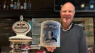 Freut sich auf den Live-Podcast in der „Köpi“: Pächter Peter Kohlhepp mit der Du Holz-Tasse.