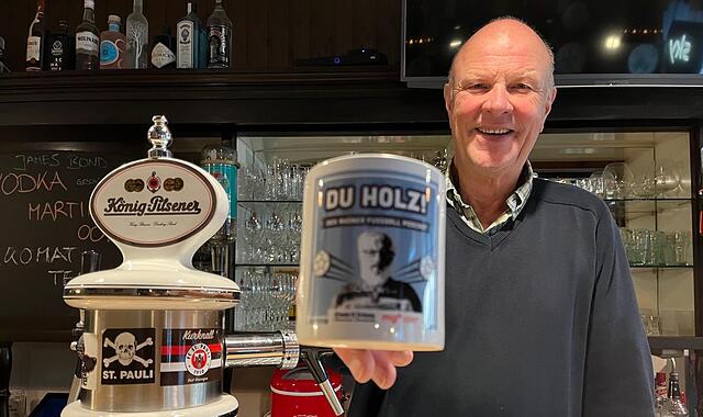 Freut sich auf den Live-Podcast in der „Köpi“: Pächter Peter Kohlhepp mit der Du Holz-Tasse.