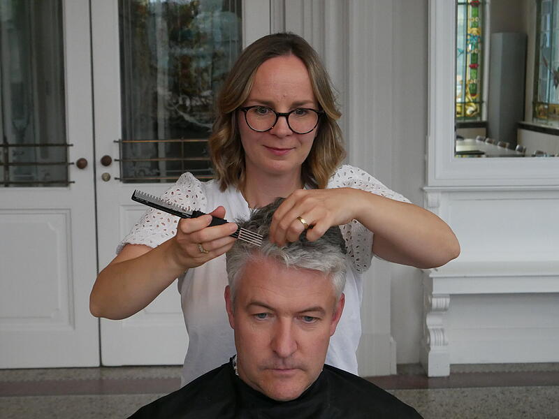 Die Maskenbildnerin frisiert auch seine Haare, damit Mirko Keß eine Friseur der damaligen Zeit bekommt. Die Maskenbildnerin frisiert auch seine Haare, damit Mirko Keß eine Friseur der damaligen Zeit bekommt.