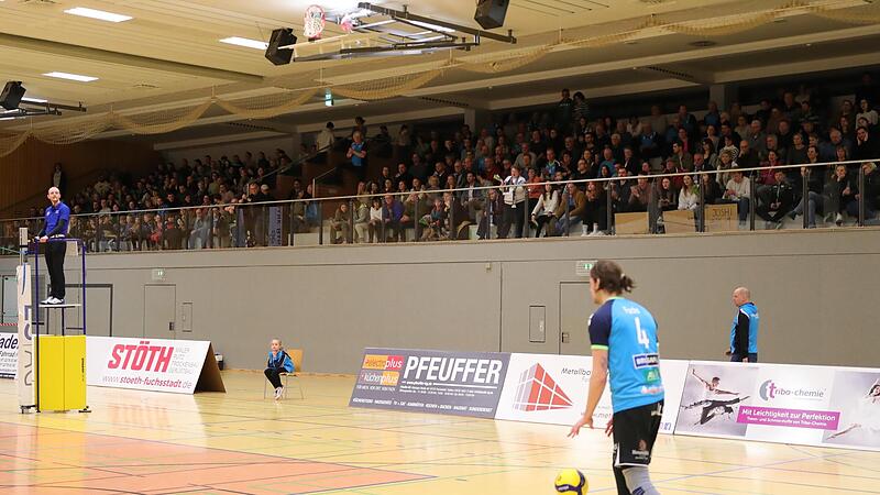 Auf maximale Unterst&uuml;tzung von den R&auml;ngen hoffen Zuspieler Lenny Fuchs und Hallensprecher Olly Wendt (rechts).