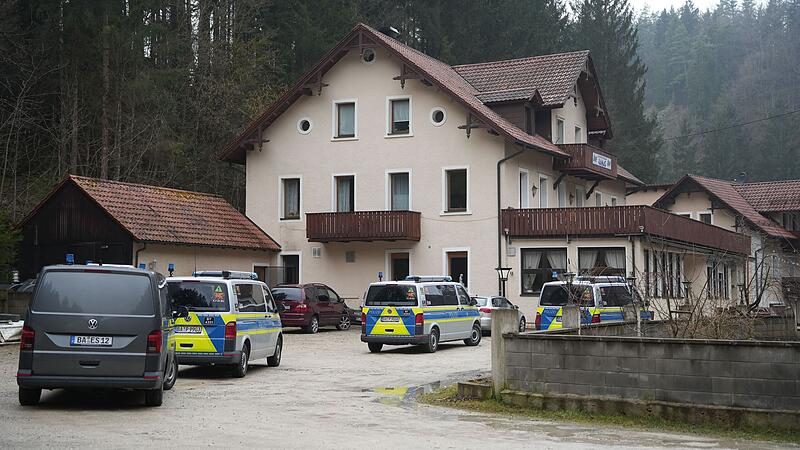 Eine gro&szlig; angelegte Razzia in Pottenstein am fr&uuml;hen Morgen des 26. M&auml;rz. Die Aktion richtete sich gegen organisierte Kriminalit&auml;t.