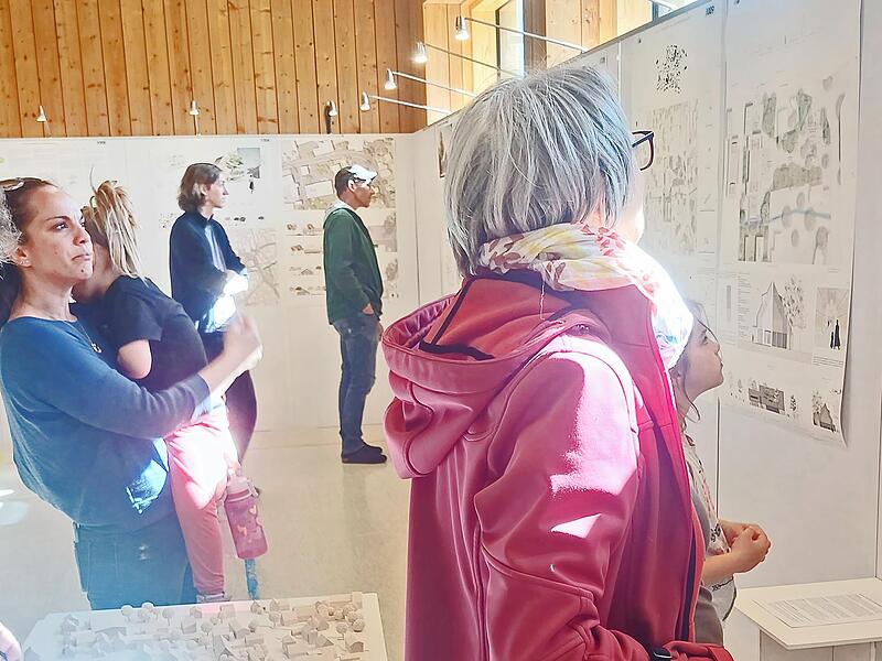 Die Entw&uuml;rfe der Architekten ziehen neugierige Blicke auf sich.