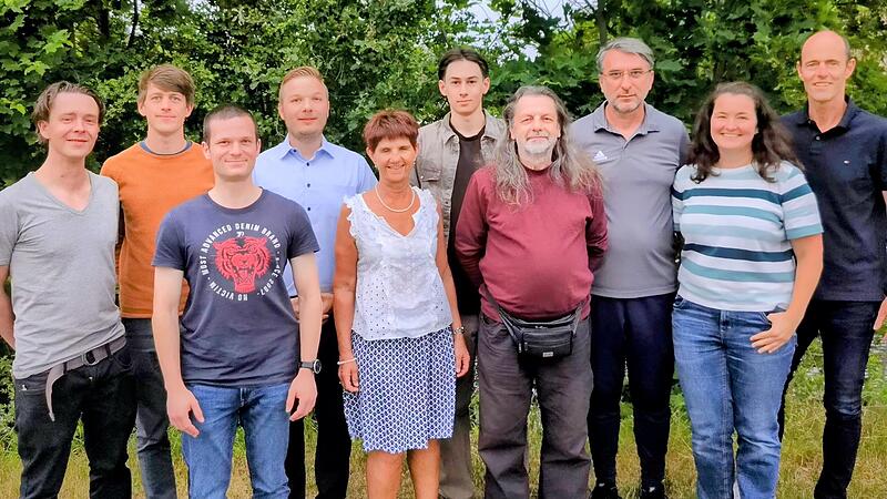 Der neu gew&auml;hlte und deutlich verj&uuml;ngte Vorstand der SPD Eltmann (von links): Jan-Hendrik Rentsch, Felix Pfuhlmann, Lukas Bauer, Roman Hermann, Nicole Meyer, Ben Sperber, Manfred M&uuml;nch, Enver Gorqaj, Britta Resch und Ullrich Pfuhlmann.