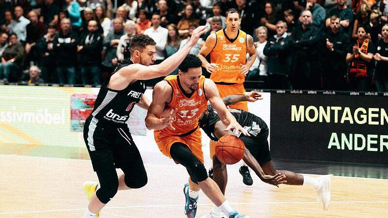 Dominic Lockhart (rechts) im Duell mit dem Ex-Bamberger Spencer Reaves, der von Vechta nach Wei&szlig;enfels wechselt.