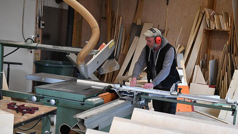 Christian Lingg leitet die Bühnenschreinerei.