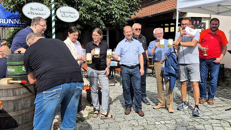 Das Fass ist angezapft beim Kronacher Rosenaufest.