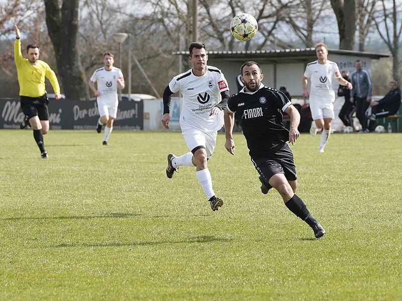 Man of the Match: Florin Balan (schw.) schoss beide Tore für den SC Sylvia Ebersdorf zu Hause gegen den TV Ebern. Man of the Match: Florin Balan (schw.) schoss beide Tore für den SC Sylvia Ebersdorf zu Hause gegen den TV Ebern.