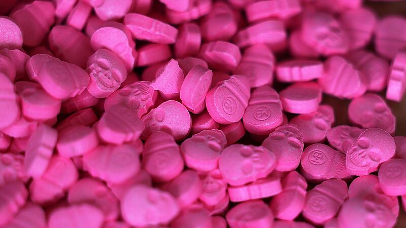 Bei dem 41-Jährigen Koch aus Erlangen fanden Polizisten eine Ecstasy-Tablette ähnlich diesen rosafarbenen Ecstasy-Pillen.