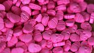 Bei dem 41-Jährigen Koch aus Erlangen fanden Polizisten eine Ecstasy-Tablette ähnlich diesen rosafarbenen Ecstasy-Pillen.