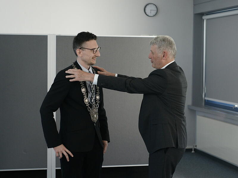 Jürgen Pfister (rechts) vereidigte Jan Marberg als Bürgermeister von Bad Brückenau. Jan Marberg als Bürgermeister von Bad Brückenau vereidigt