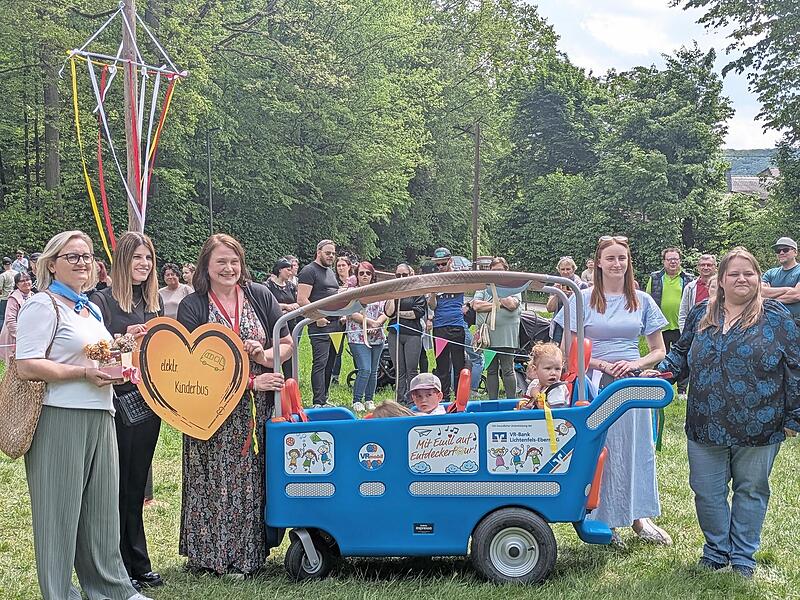 Das neue Mobil mit Elektroantrieb wurde gleich von den Kleinen in Beschlag genommen. Das neue Mobil mit Elektroantrieb wurde gleich von den Kleinen in Beschlag genommen.