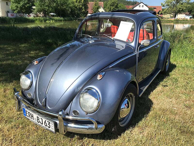 1000 Jahre Ailsbach: Die Oldtimer gl&auml;nzten und tuckerten um die Wette