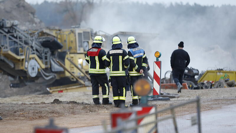 Bei dem beschädigten Gegenstand soll es sich nach ersten Informationen um eine Brandbombe mit einem Phosphorgemisch handeln – wohl aus dem Weltkrieg.